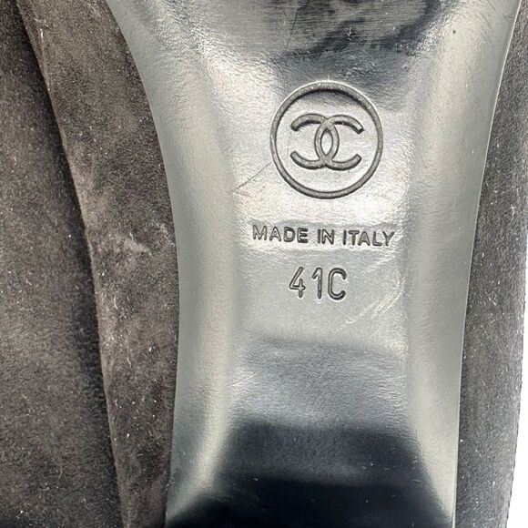 CHANEL CC Logo Quilted Cap Toe Suede Black Pumps Pearl Heels EU 41 C US 10-10.5 - Picture 13 of 15